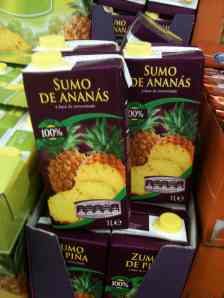 Tetra-brik etiquetat com Sumo de Ananás