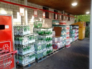 Paquets amb ampolles emmagatzemats al carrer, sense protecció