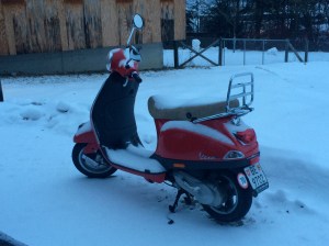 Vespa vermella amb una capa de neu a sobre
