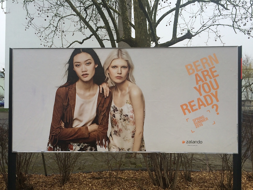 Cartell publicitari on surten dues models molt primes i amb cara seriosa.