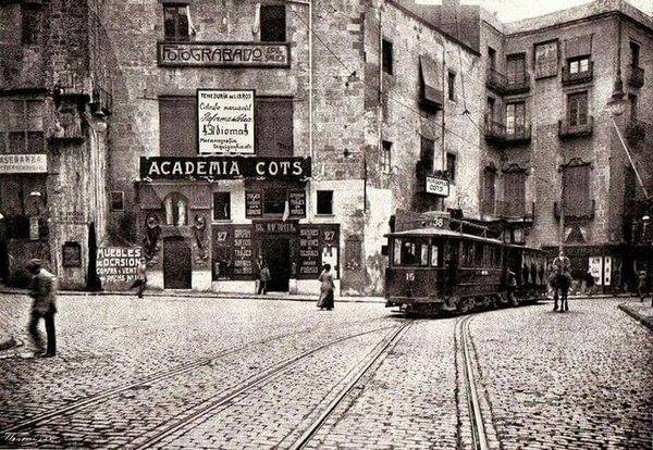 Vista en sèpia del Portal de l'Àngel de Barcelona, cap el 1914, amb un tramvia circulant davant l'Acadèmia Cots