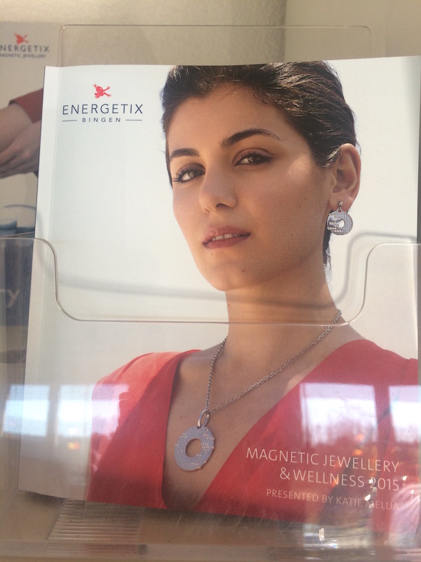 Foto d'un prospecte de venda de joieria amb propietats magnètiques curatives.