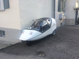 Vehicle a pedals per a dues persones, perfectament cobert i de color blanc