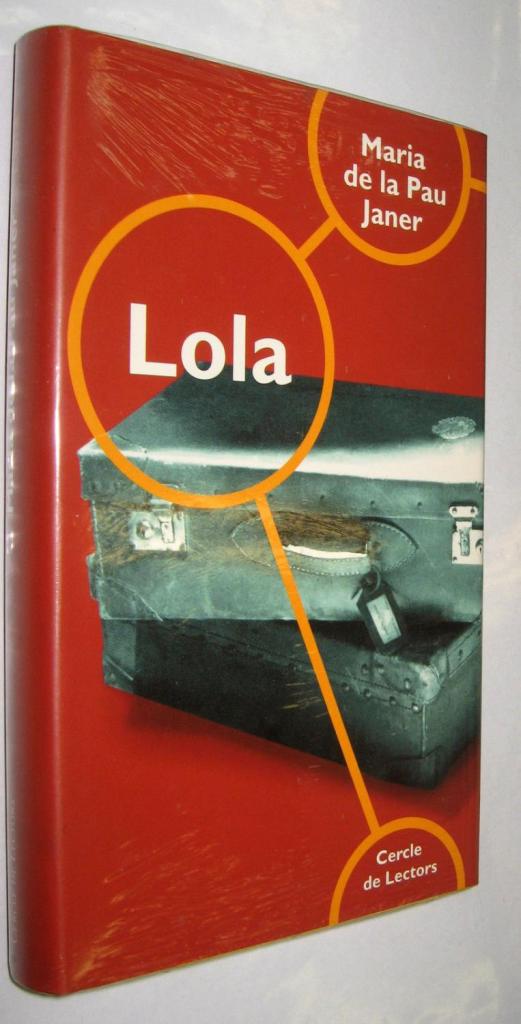 Portada de la novel·la Lola, on es veu un bagul vell de color gris, obert, sobre fons vermell.
