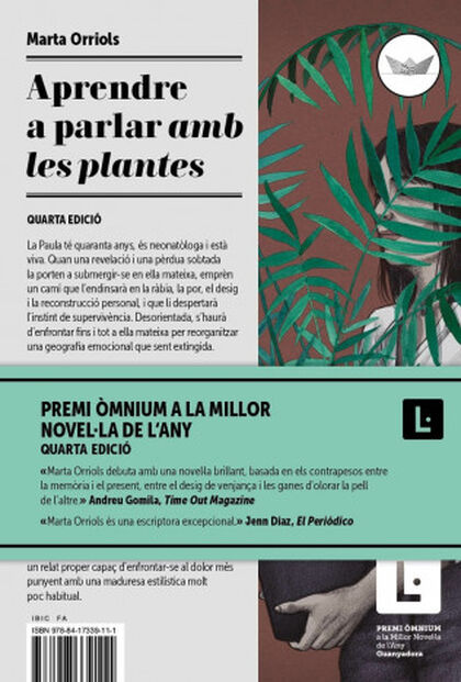 Portada de la novel·la Aprendre a parlar amb les plantes, de la Marta Orriols, amb una noia carregant un cossi amb una planta.