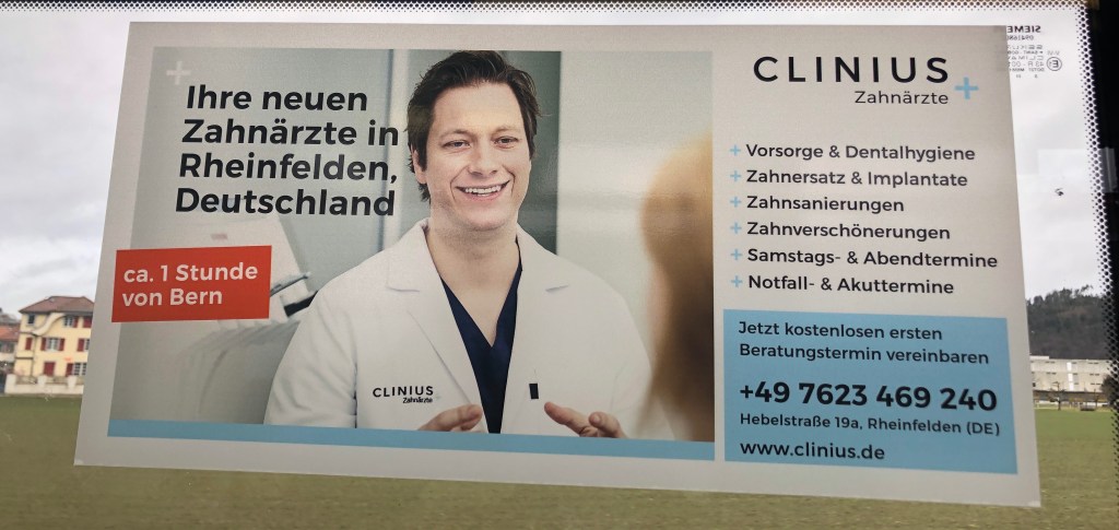Anunci d'una consulta odontològica a Alemanya, a l'interior d'un tramvia a Berna