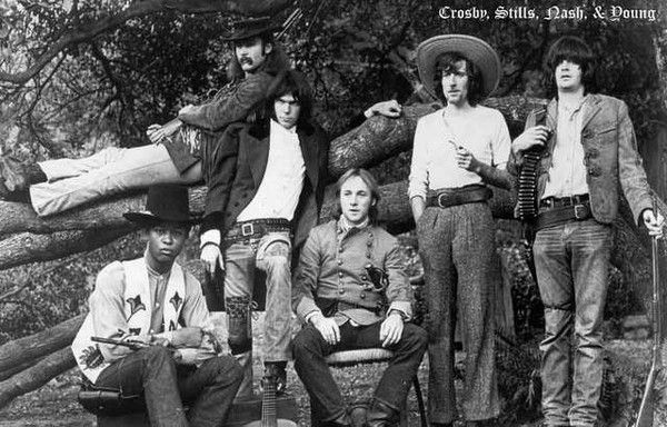 El grup al complet, vestits com a personatges del Far West, en una imatge en blanc i negre