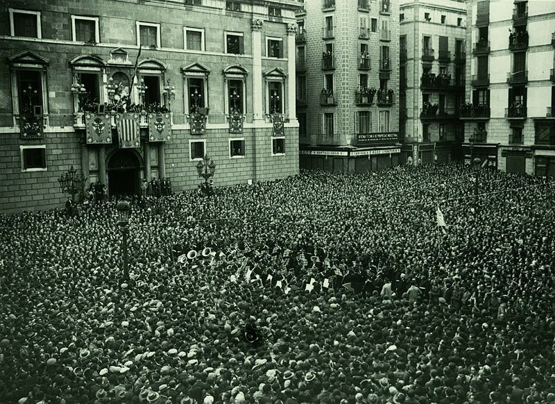 La plaça Sant Jaume plena de gent el 14 d'abril del 1931, escoltant com Francesc Macià proclamà l'Estat Català dins la República Espanyola